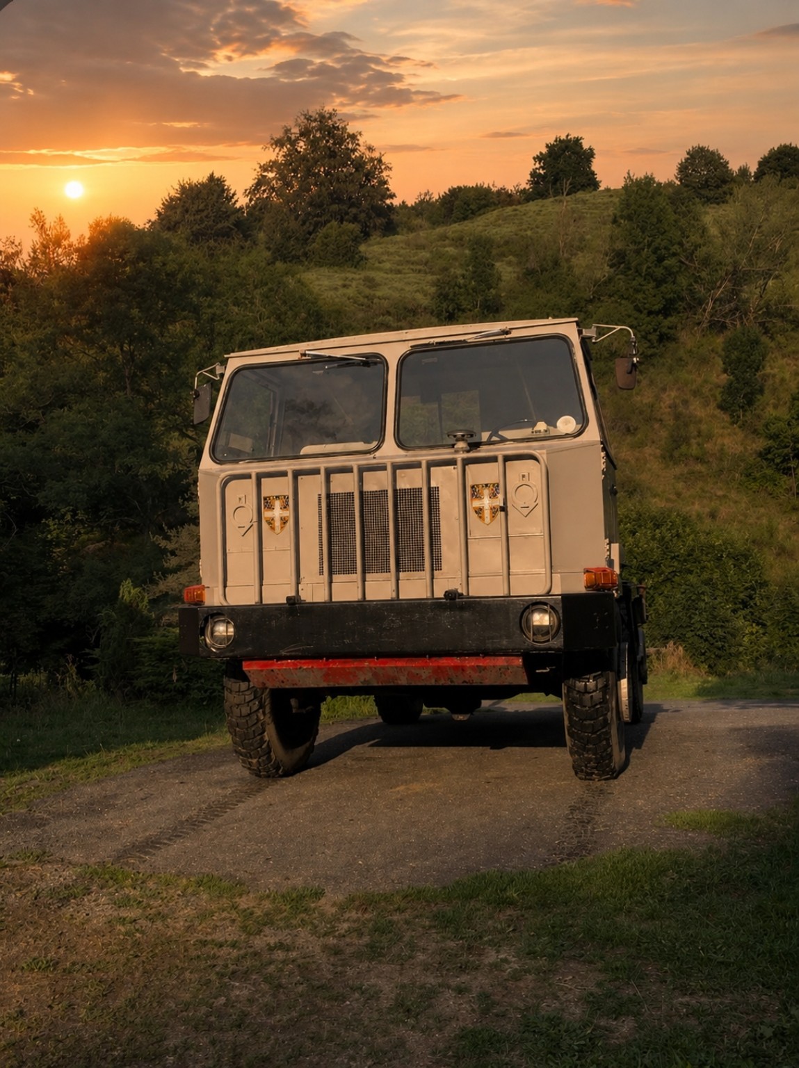 Véhicule tout-terrain ancien au coucher du soleil
